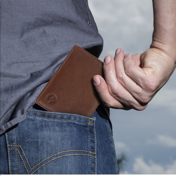 🍾CLOSET CLEAN OUT ACCEPTING ALL REASONABLE OFFERS🍾 - Picture 5 of 13